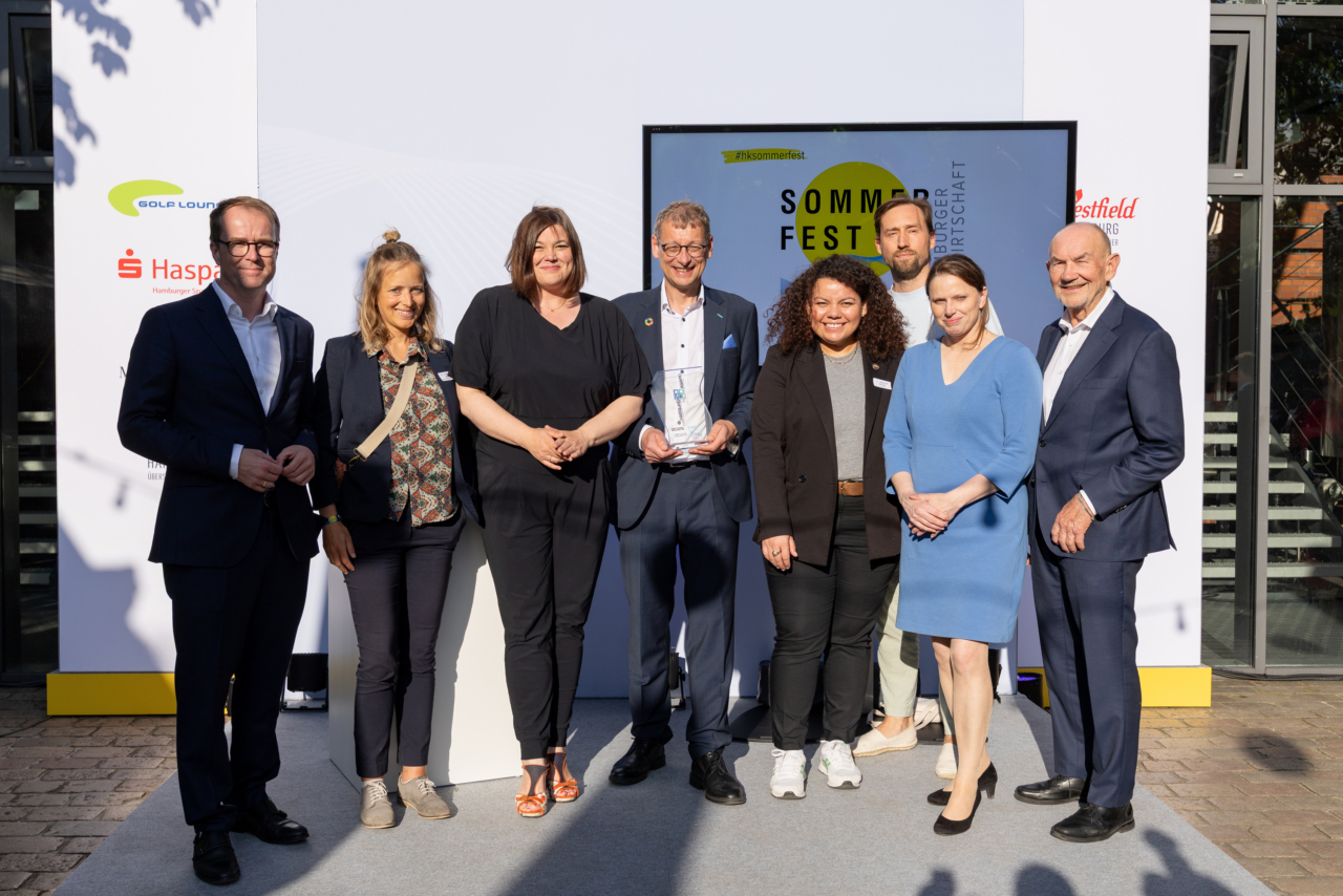 Dr. Malte Heyne (Hauptgeschäftsführer Handelskammer Hamburg), Anne Lamp (traceless materials),  Katharina Fegebank (Zweite Bürgermeisterin und Jurymitglied), Prof. Andreas Timm-Giel (TUHH), Joana Gil (Lignopure), Maximilian Webers (Colipi), Dr. Melanie Leonhard (Wirtschaftssenatorin), Prof. Norbert Aust (Präses Handelskammer Hamburg)