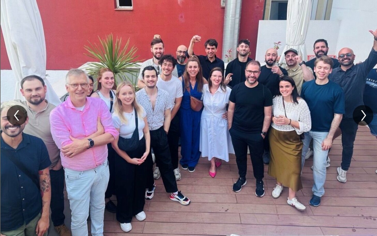 Jimdo hat den Hauptsitz in Hamburg, die 240 Mitarbeitenden sind aber auf mehr als 15 Länder verteilt. Hier Teammitglieder, die in Spanien tätig sind – bei einem Besuch von Matthias Henze (hinten Mitte).
