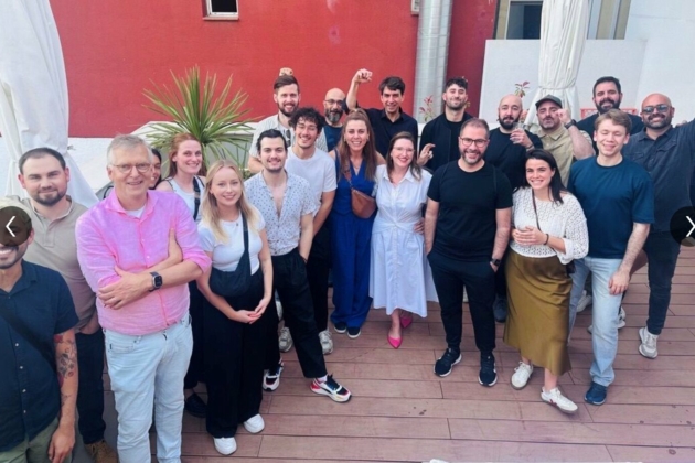 Jimdo hat den Hauptsitz in Hamburg, die 240 Mitarbeitenden sind aber auf mehr als 15 Länder verteilt. Hier Teammitglieder, die in Spanien tätig sind – bei einem Besuch von Matthias Henze (hinten Mitte).