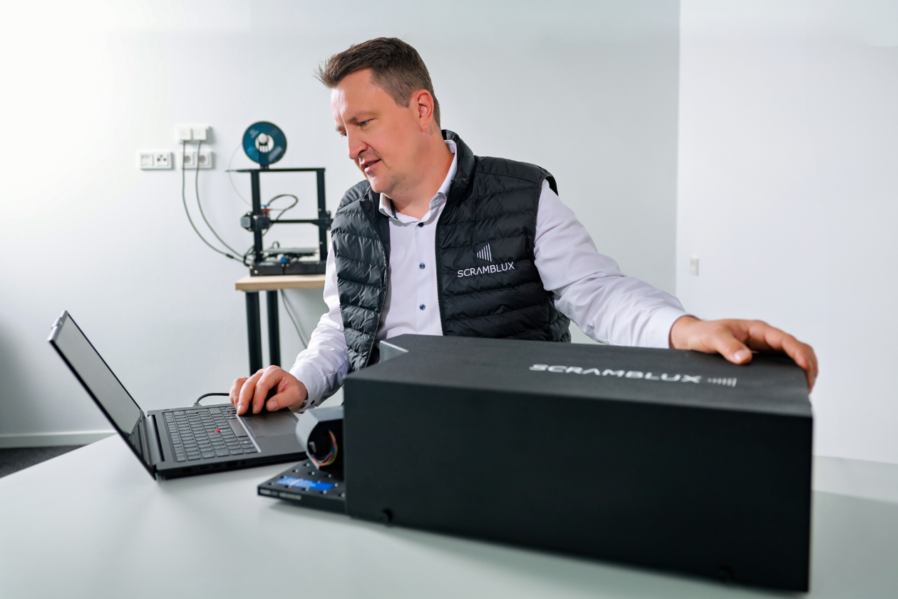 Der von Scramblux entwickelte „BeamScrambler“ ermöglicht das Testen von LiDAR-Sensoren auf etwa einem Quadratmeter – lange Tunnelanlagen werden überflüssig. Hier zu sehen ist Simon Viets mit dem noch kleineren Demonstrations-Modell.