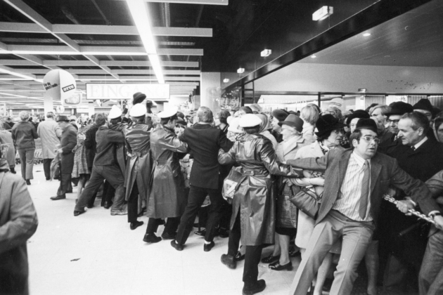 Großer Andrang beim ersten Verkaufstag des Alstertal-Einkaufszentrums (AEZ) am 5. November 1970: Die Polizei zählte fast 90 000 Besuchende, der Verkehr um Poppenbüttel brach zusammen.