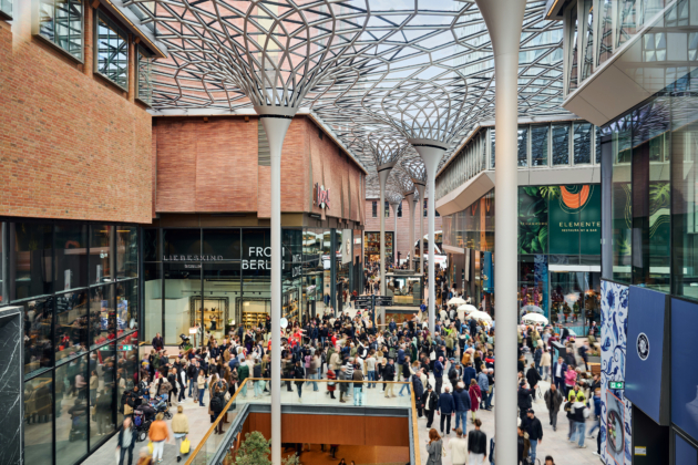 Das Westfield Hamburg-Überseequartier in der HafenCity bietet vielfältige Einkaufsmöglichkeiten, Restaurants und Freizeitangebote. Hinzu kommen Wohnungen und Büros, künftig auch noch drei Hotels und ein Kreuzfahrtterminal.
