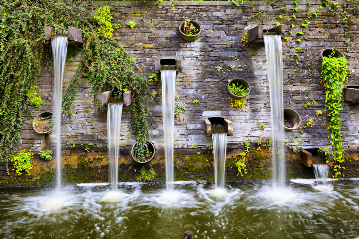 Aus den Brunnen des „Quellgrunds“ im Alten Botanischen Garten in „Planten un Blomen“ ergießen sich kleine Wasserfälle.