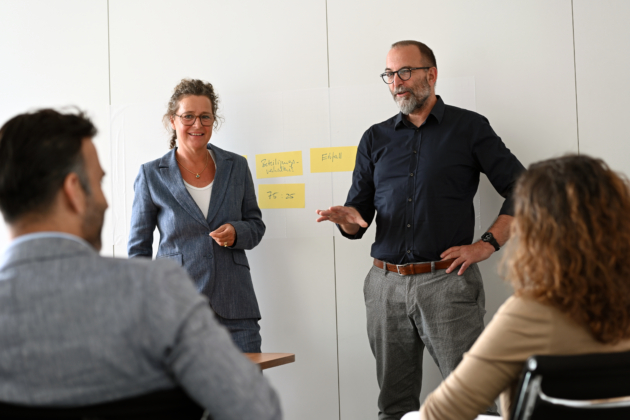 Ann-Kathrin Witte (Erste Vorsitzende) und Volkhard Neumann sitzen im Vorstand des „Hamburger Institutes für Mediation“ (HIM) und führen selbst Mediationen durch.