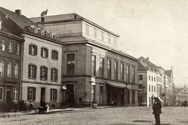 Das Stadt-Theater von 1827 verdankte sich privater Initiative. Heute steht an dieser Stelle in der Dammtorstraße die Staatsoper.
