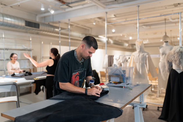 Designer Anthony Josef Heim kreiert, produziert und verkauft seine Mode im „FABRIC – Future Fashion Lab“ in der GALLERIA Passage.