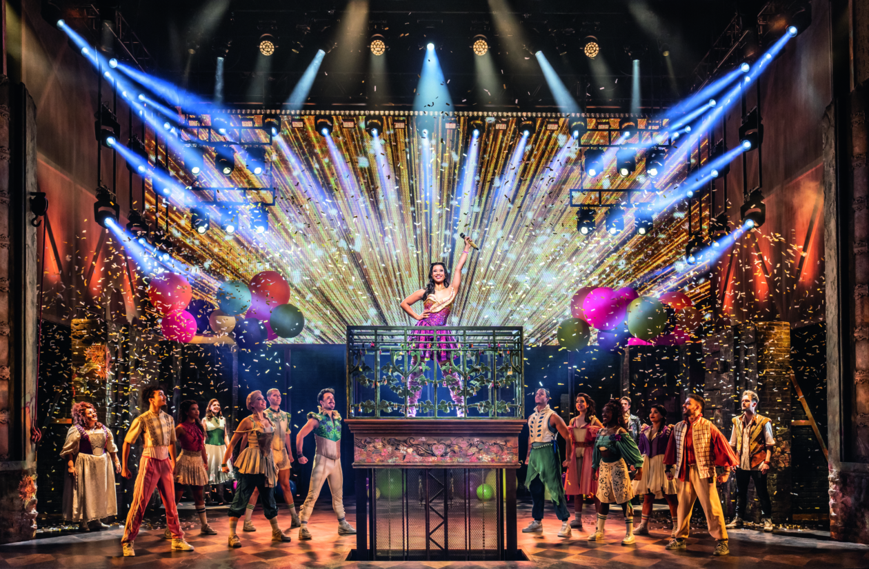 Das Pop-Musical „& JULIA“ läuft noch bis zum 1. Februar 2026 im Operettenhaus am Spielbudenplatz und ist eine Produktion der Stage Entertainment.