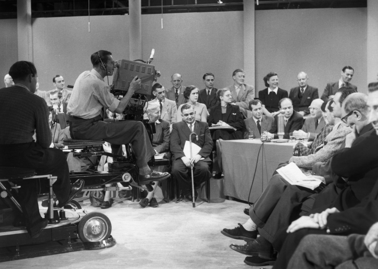 Am 25. Dezember 1952 beginnt der NWDR in Hamburg mit der Ausstrahlung eines täglichen Abendprogramms.