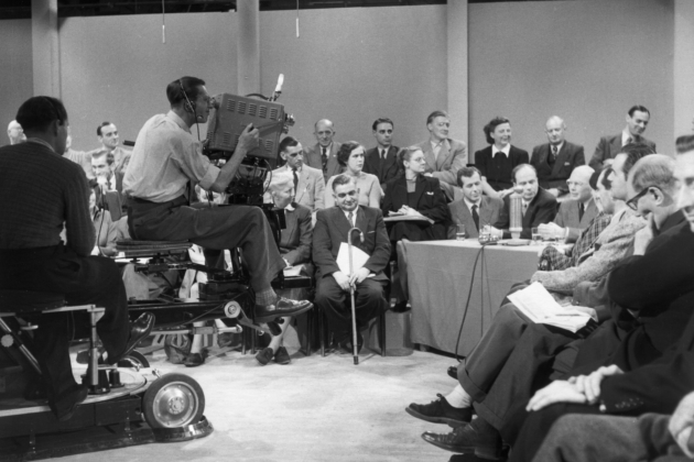 Am 25. Dezember 1952 beginnt der NWDR in Hamburg mit der Ausstrahlung eines täglichen Abendprogramms.