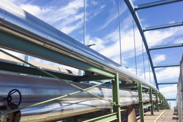 Mit der klima­neutralen Industriewärme, die bei der Kupferproduktion entsteht und die Aurubis seit Anfang 2025  durch Fernwärmeleitungen schickt, können bis zu 20 000 Hamburger Haushalte ihre Wohnungen heizen.