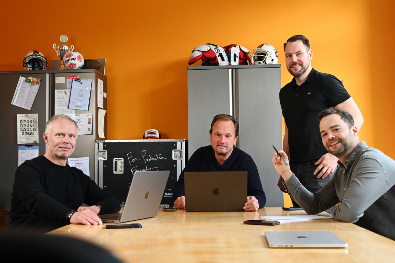 v.l. Andreas Schäffer, Sebastian Wolff, Felix Schröder, Kevin O´Neill. Seit Januar dieses Jahres sind Felix Schröder (35) und Kevin O'Neill (36) die Haupteigentümer (mit 80 Prozent der Geschäftsanteile) der erfolgreichen Agentur. Die beiden Altgesel