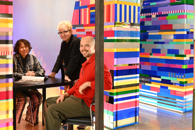 Außer Iris Friese (li.), Alexandra Friese und deren Sohn David Hoschke arbeiten noch fünf weitere Familienmitglieder im Modeunternehmen Thomas-i-Punkt mit. Was die Nachfolge betrifft, hat Firmengründer Thomas Friese mit einer Bürgengemeinschaft bereits erste Schritte eingeleitet.