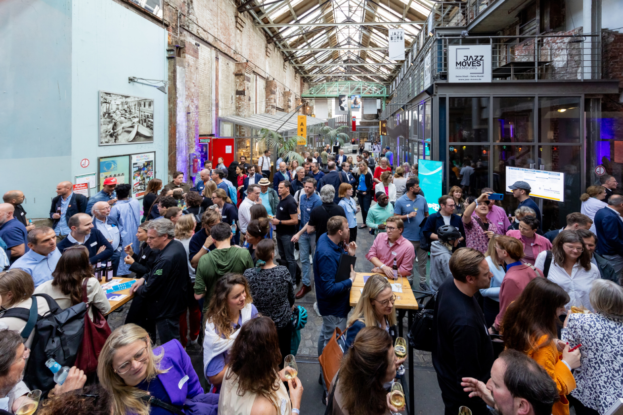 Erste Etappe des neuen Formats „Handelskammer Hamburg on tour“: In den Zeisehallen wurden Fingerfood, Drinks, Musik und zahlreiche weitere Angebote serviert.