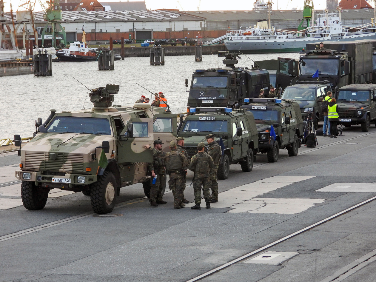 Im September kamen im Hamburger Hafen uniformierte Soldaten kampfbereit mit schwerem Verteidigungsgerät  bei der Bundeswehrübung „Red Storm Bravo“ zusammen. Das Manöver fand in Zusammenarbeit mit Polizei, Feuerwehr und anderen Organisationen und Behörden statt.