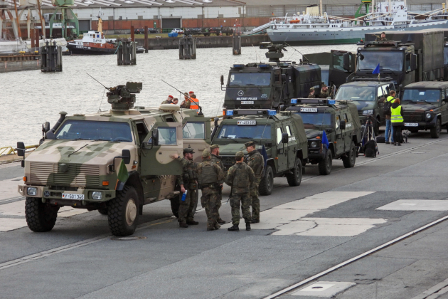 Im September kamen im Hamburger Hafen uniformierte Soldaten kampfbereit mit schwerem Verteidigungsgerät  bei der Bundeswehrübung „Red Storm Bravo“ zusammen. Das Manöver fand in Zusammenarbeit mit Polizei, Feuerwehr und anderen Organisationen und Behörden statt.