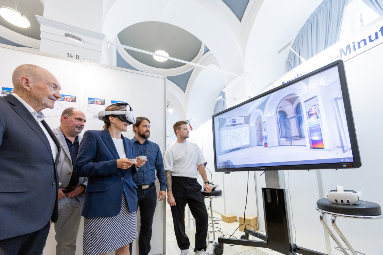 Berufeschnuppern per VR-Brille: Schulsenatorin Ksenija Bekeris und Handelskammer-Präses Prof. Norbert Aust (li.) besuchten die 27. Hanseatische Lehrstellenbörse.