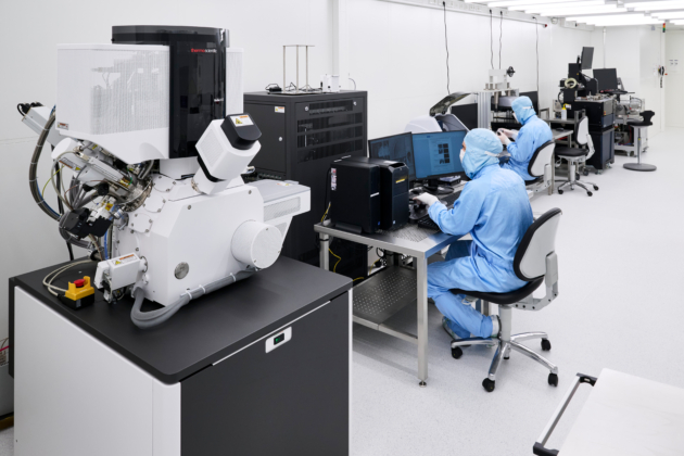 Quantenchips reagieren höchst empfindlich auf Staubkörner, Vibrationen, chemische Verunreinigungen, Feuchtigkeit oder Temperaturschwankungen. In einem „Reinraum“ wie hier bei der Quantencomputing-Initiative am DLR werden derartige Effekte ausgeschlossen.