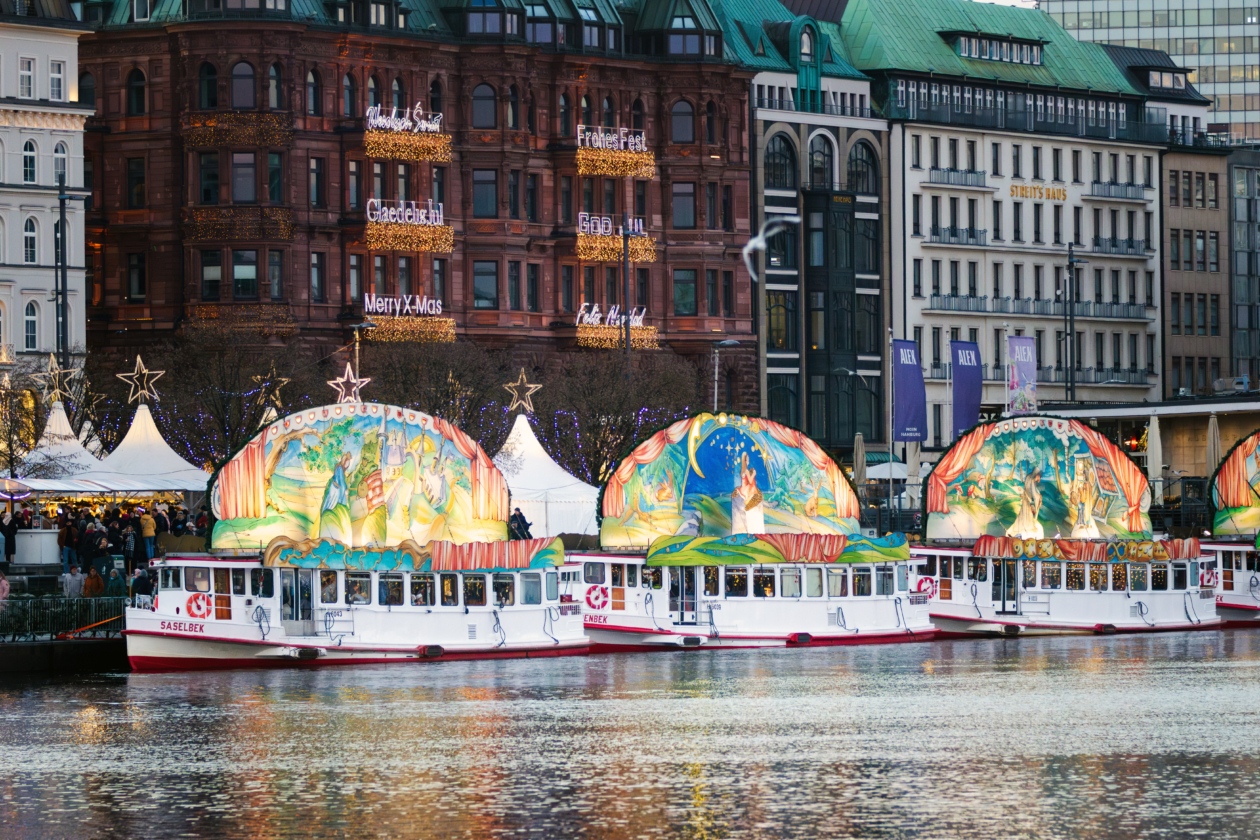 Die Märchen­schiffe gehen dieses Jahr zum 36. Mal am Jungfernstieg vor Anker.