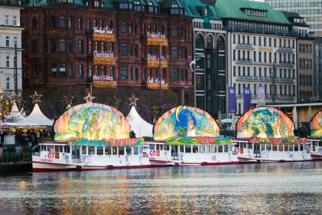 Die Märchen­schiffe gehen dieses Jahr zum 36. Mal am Jungfernstieg vor Anker.
