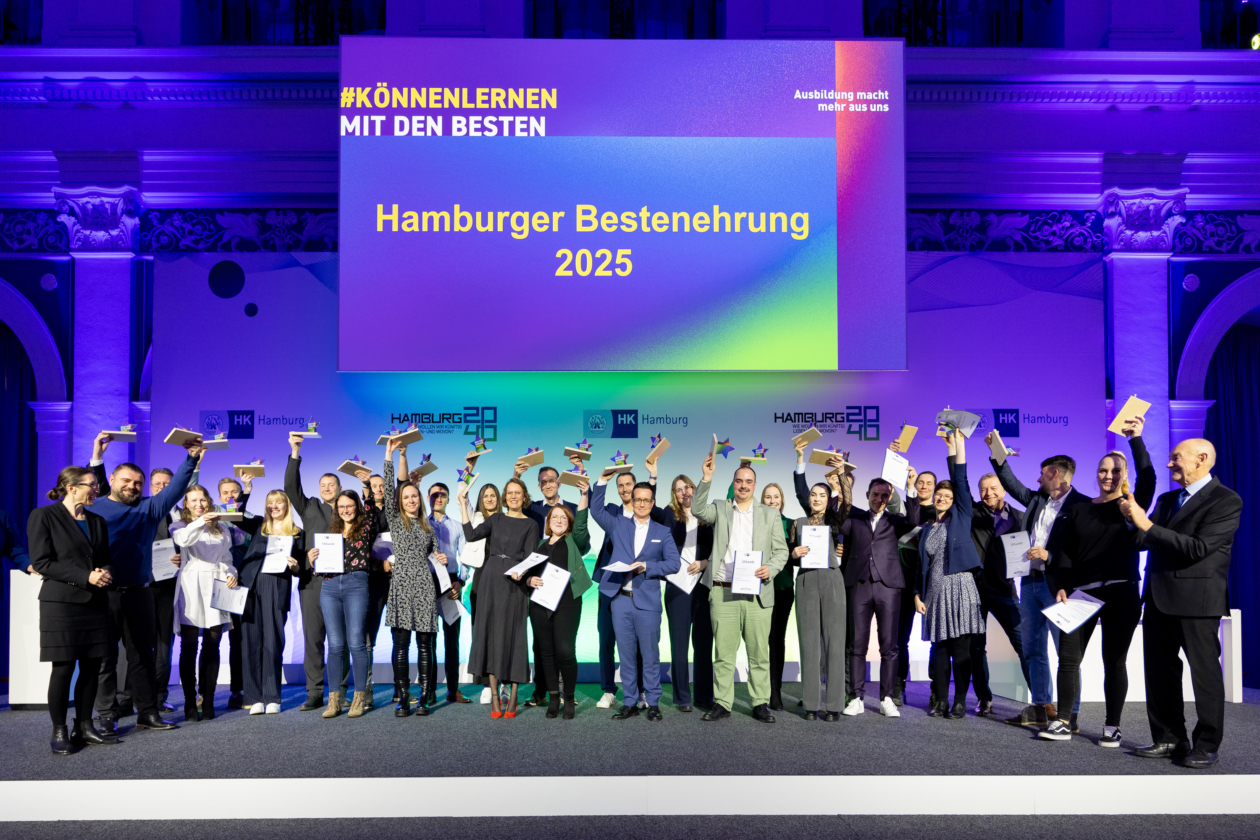 Gestern wurden im Großen Börsensaal der Handelskammer Hamburgs beste Azubis in Handelskammer-Berufen sowie die besten Absolventinnen und Absolventen der Höheren Berufsbildung ausgezeichnet. Mit auf der Bühne: Bildungssenatorin  Ksenija Bekeris (li.) und Handelskammer-Präses Prof. Norbert Aust (re.).