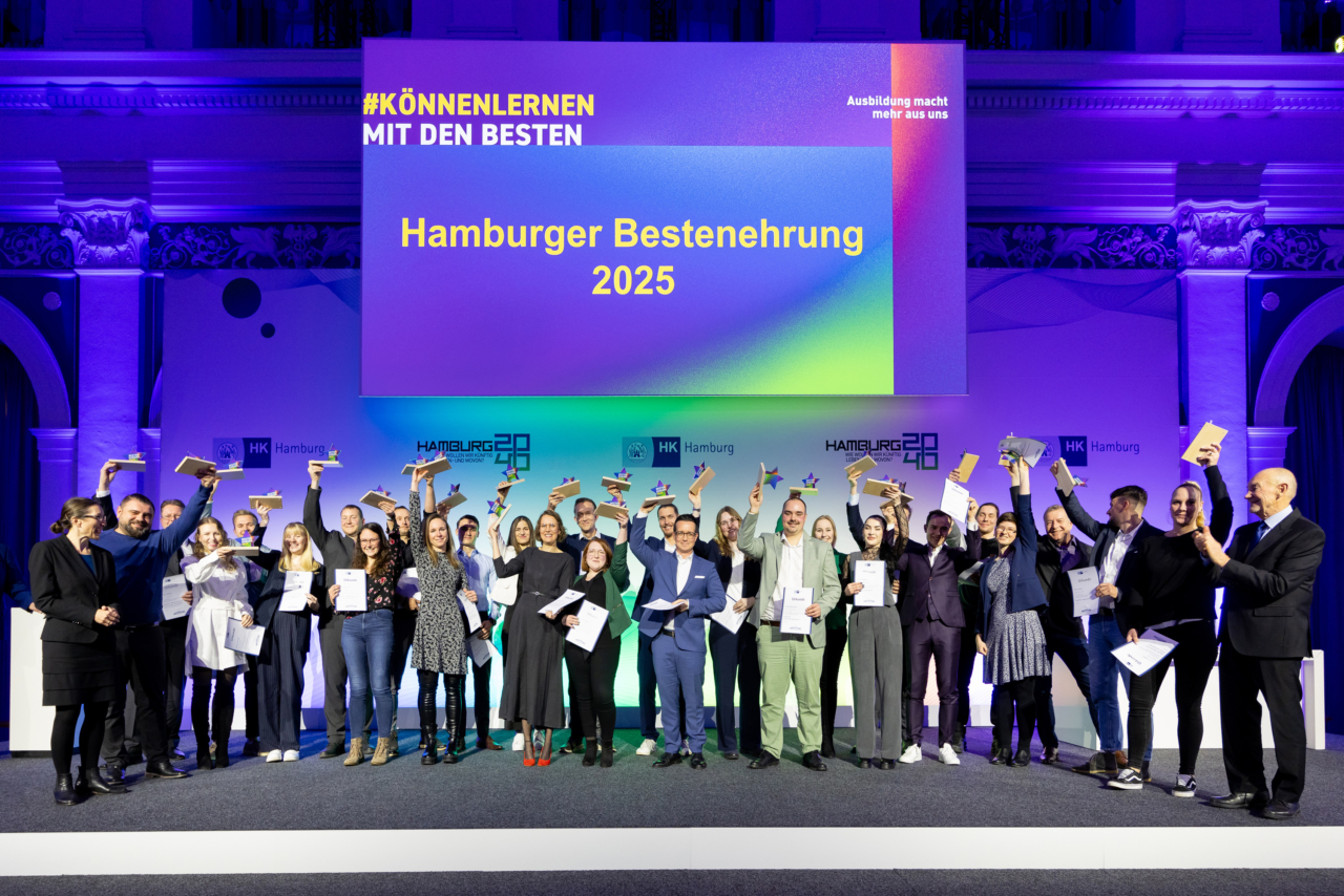 Gestern wurden im Großen Börsensaal der Handelskammer Hamburgs beste Azubis in Handelskammer-Berufen sowie die besten Absolventinnen und Absolventen der Höheren Berufsbildung ausgezeichnet. Mit auf der Bühne: Bildungssenatorin  Ksenija Bekeris (li.) und Handelskammer-Präses Prof. Norbert Aust (re.).