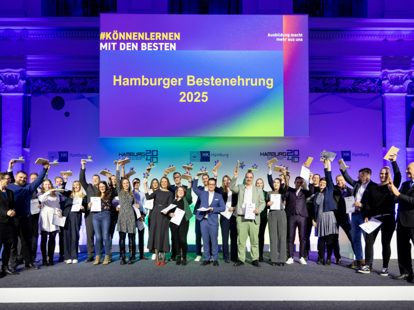 Gestern wurden im Großen Börsensaal der Handelskammer Hamburgs beste Azubis in Handelskammer-Berufen sowie die besten Absolventinnen und Absolventen der Höheren Berufsbildung ausgezeichnet. Mit auf der Bühne: Bildungssenatorin  Ksenija Bekeris (li.) und Handelskammer-Präses Prof. Norbert Aust (re.).