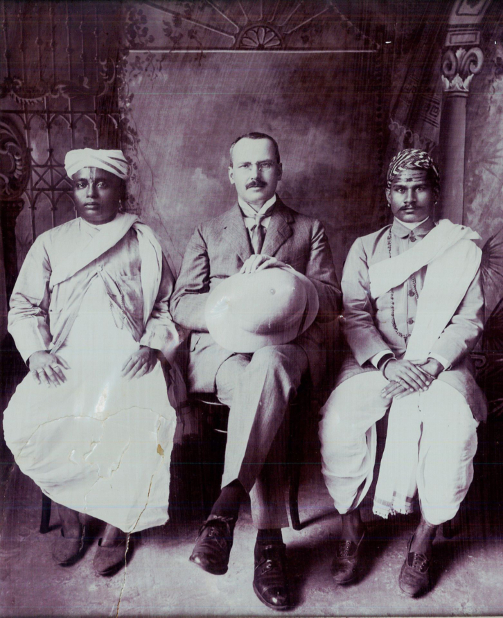 Es handelt sich um den Firmengründer Herrn Ernst .G. Kistenmacher geb. am 04. Mai 1875 – die Aufnahme ist aus dem Jahr 1911 in Madras damals britisch Indien