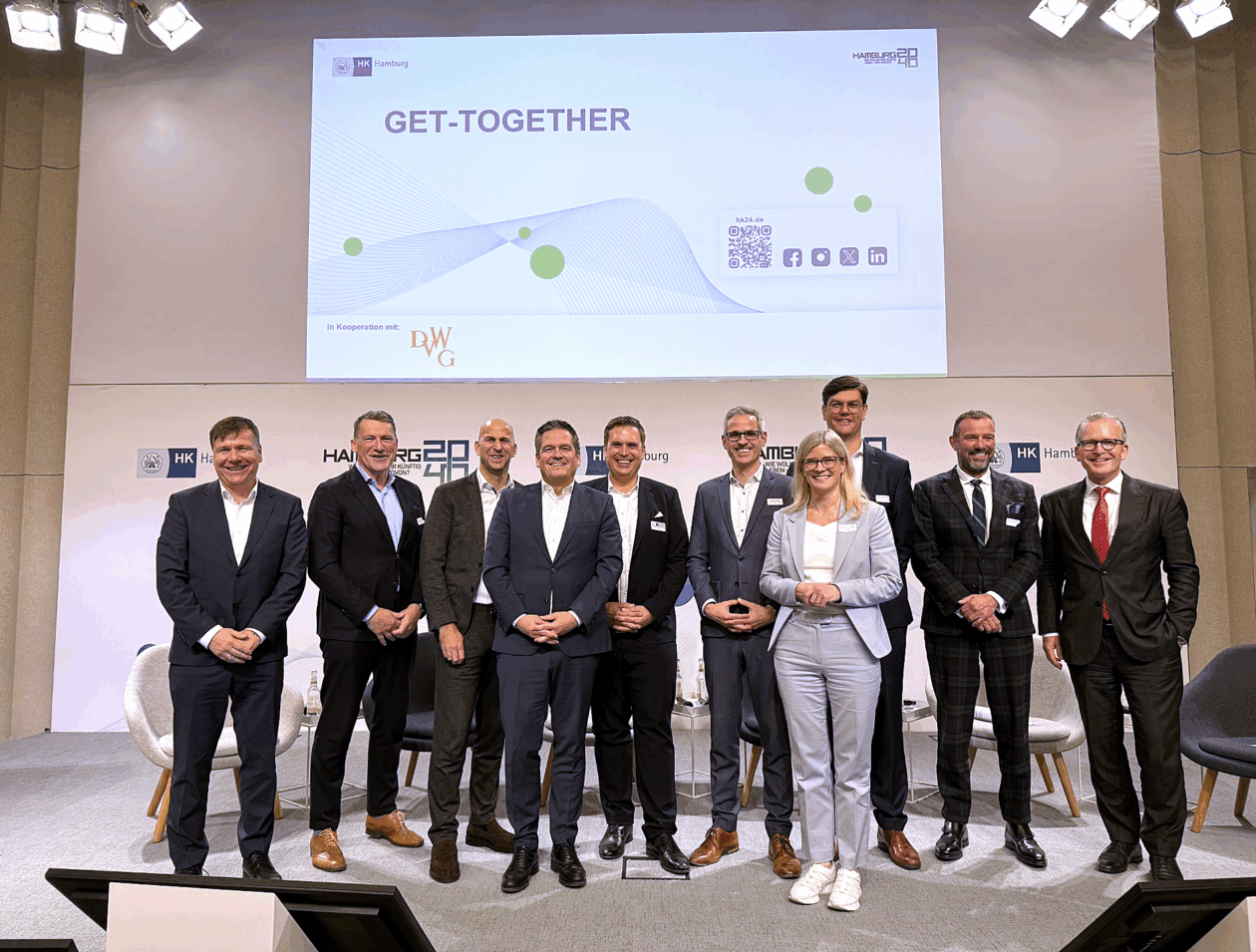 Diskutierten beim Summit (v. li.): Jan-Oliver Siebrand (Handelskammer), Jens A. Scharner (Rostock Port GmbH), Prof. Dr. Jan Ninnemann (DVWG), Rainer Fabian (Unternehmensverband Hafen Hamburg e. V.), Kai Gerullis (Handelskammer), Stefan Färber (Bremenports GmbH & Co. KG), Inke Onnen-Lübben (Seaports of Niedersachsen GmbH), Marc-Simon Vick (Hapag-Lloyd AG), Dr. Dirk Claus (Seehafen Kiel GmbH & Co. KG) und Michael Blach (EUROGATE)