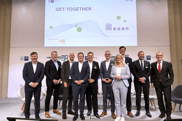 Diskutierten beim Summit (v. li.): Jan-Oliver Siebrand (Handelskammer), Jens A. Scharner (Rostock Port GmbH), Prof. Dr. Jan Ninnemann (DVWG), Rainer Fabian (Unternehmensverband Hafen Hamburg e. V.), Kai Gerullis (Handelskammer), Stefan Färber (Bremenports GmbH & Co. KG), Inke Onnen-Lübben (Seaports of Niedersachsen GmbH), Marc-Simon Vick (Hapag-Lloyd AG), Dr. Dirk Claus (Seehafen Kiel GmbH & Co. KG) und Michael Blach (EUROGATE)