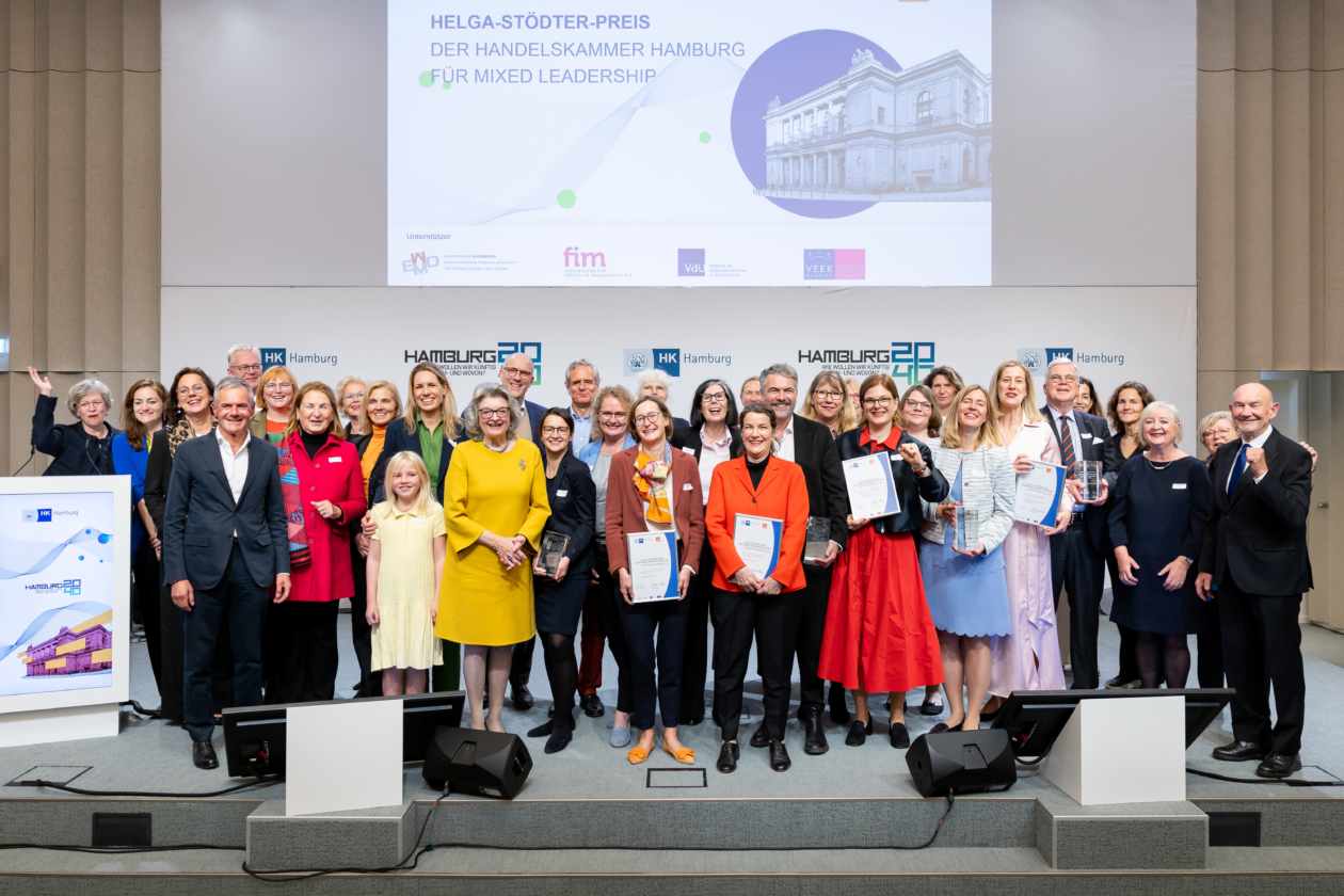 Gute Stimmung: Die Jury-Mitglieder und Preisträger des „Helga-Stödter-Preises“ versammelten sich für ein Gruppenbild – und Frauen waren hier garantiert nicht in der Unterzahl.