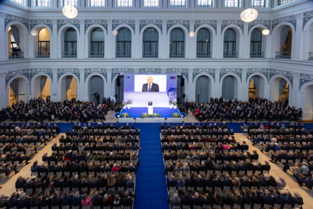 Handelskammer-Präses Prof. Norbert Aust bei seiner Rede zur Jahresabschlussveranstaltung der Versammlung Ehrbarer Kaufleute im Börsensaal der Handelskammer