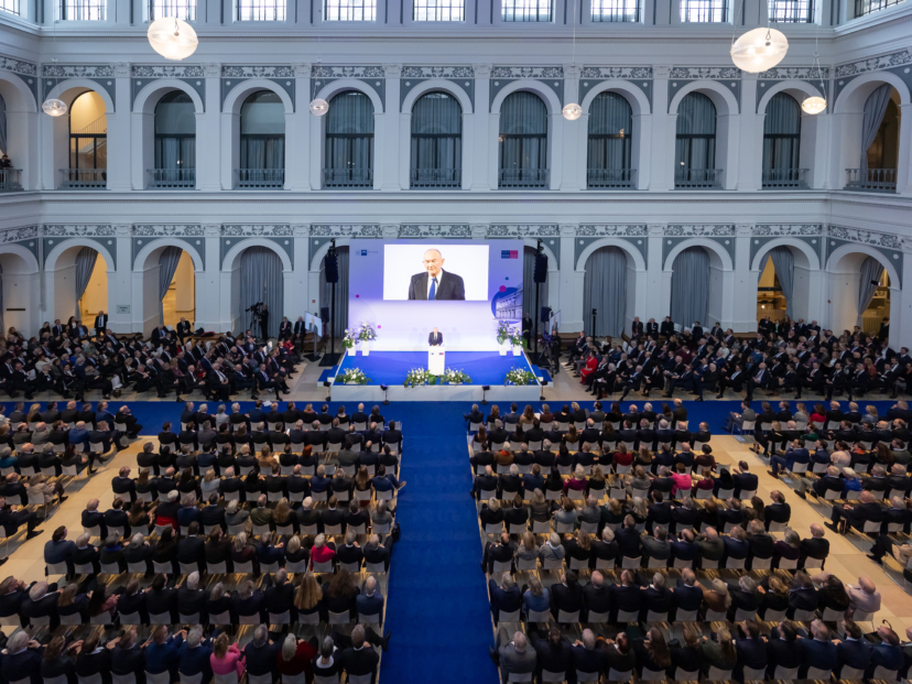 Handelskammer-Präses Prof. Norbert Aust bei seiner Rede zur Jahresabschlussveranstaltung der Versammlung Ehrbarer Kaufleute im Börsensaal der Handelskammer