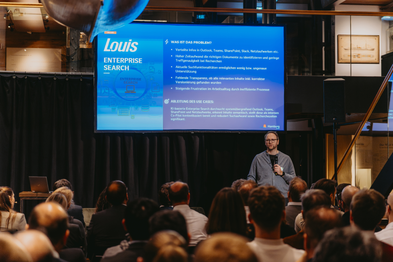 Auf dem „Demo Day“ von „Scaleup Hamburg“ präsentierte Martin Siejka, Senior Innovation Manger bei Louis-Motorrad, KI-Lösungen im Betrieb.
