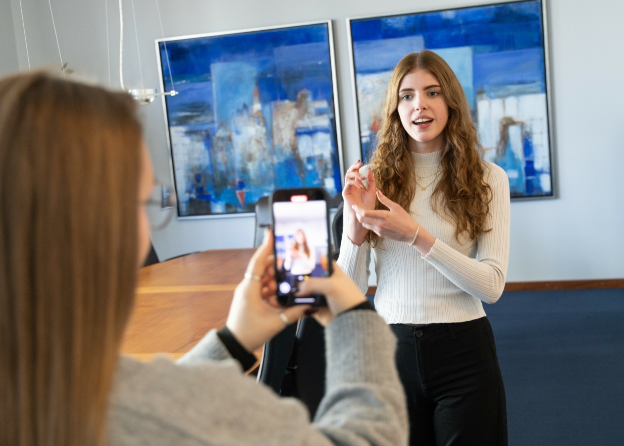 HBB hat eine eigene TikTok-Präsenz für Auszubildende – hier Anna Korol (li.) und Sandra Jazdzewska beim Videodreh.