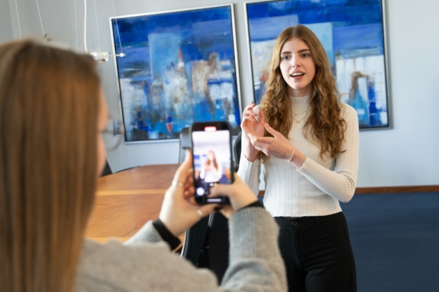 HBB hat eine eigene TikTok-Präsenz für Auszubildende – hier Anna Korol (li.) und Sandra Jazdzewska beim Videodreh.