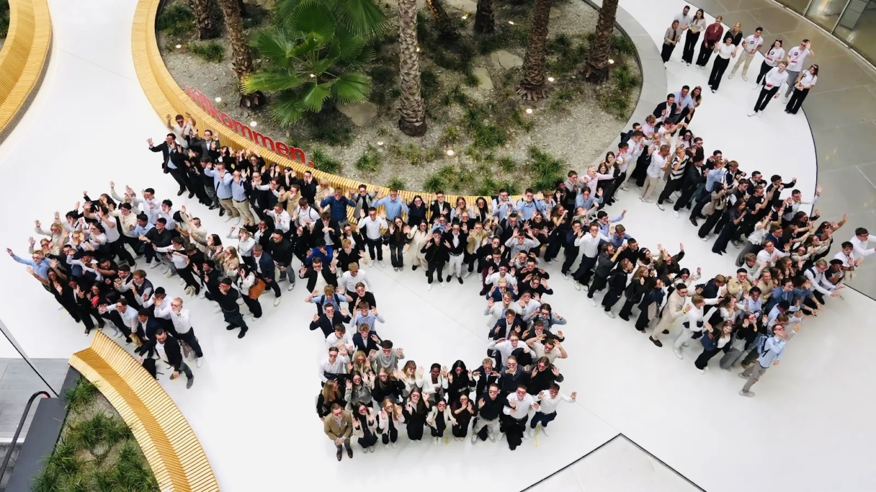 200 junge Talente haben 2025 ihre Ausbildung bei der Haspa gestartet – hier im Gruppenbild.
