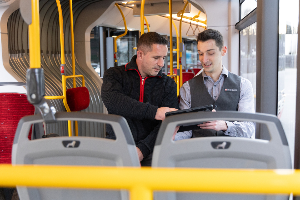 Kajetan Kerscher (re.) und sein Ausbilder Burim Sinani im Gespräch in einem Bus der Hamburger Hochbahn. Der 21-Jährige ist jetzt „Fachkraft im Fahrbetrieb“.