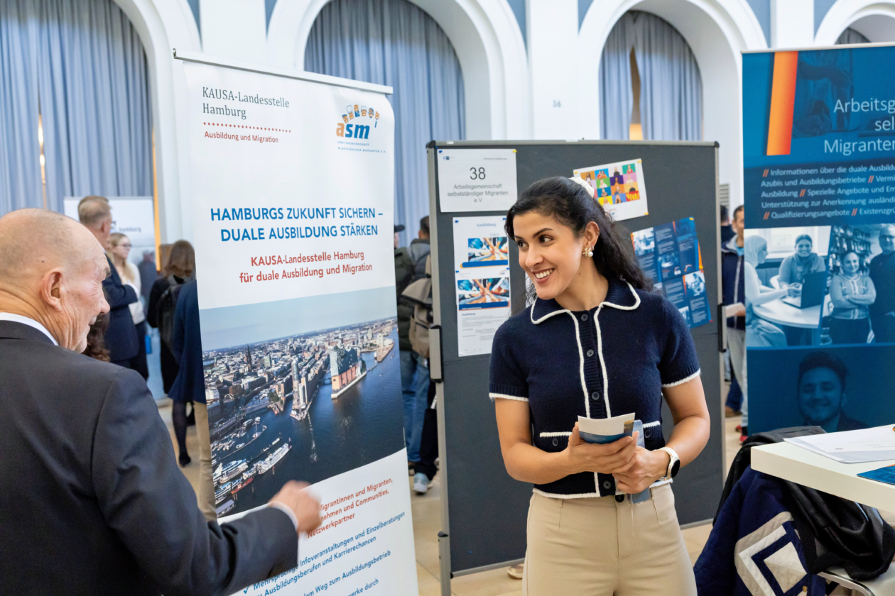 Handelskammer-Präses Prof. Norbert Aust (li.) besuchte 2025 den Stand der KAUSA-Landesstelle Hamburg auf dem „Marktplatz der Begegnungen“.