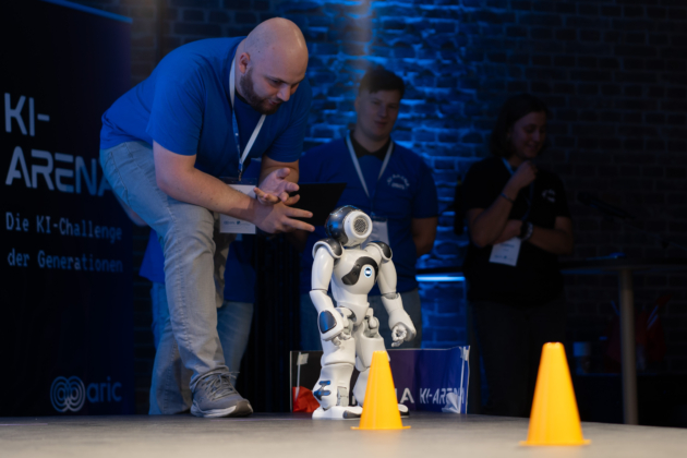 Die Teilnehmenden der „KI-Arena“ des ARIC mussten etliche Challenges meistern – zum Beispiel Roboter für einen Parcours programmieren.