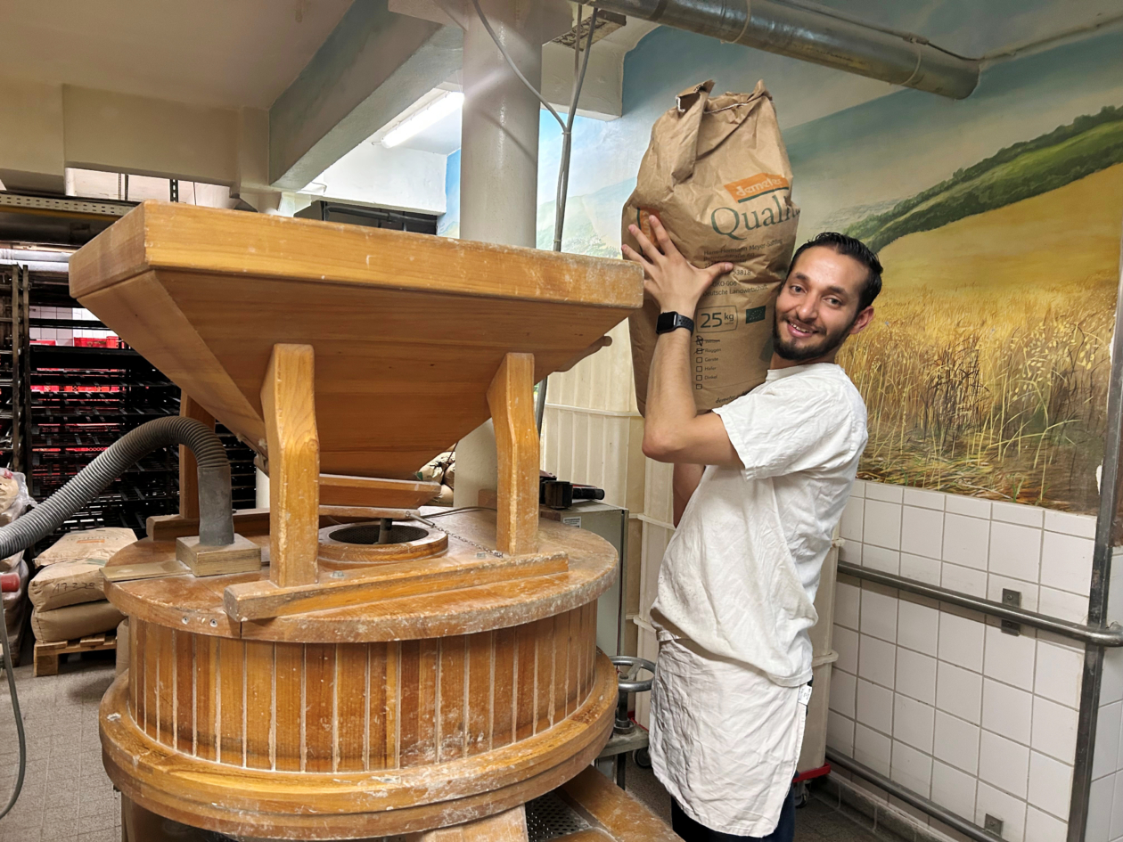 Mohamed Mahmoud macht eine Ausbildung bei Effenberger – nicht nur in der Backstube, sondern auch im Verkauf.