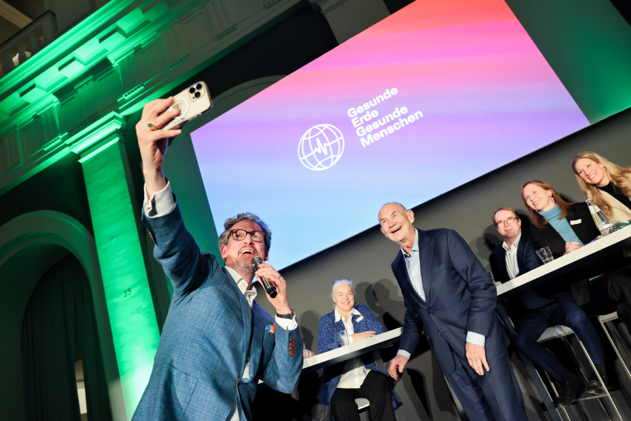 Keynote-Redner Eckart von Hirschhausen (li.) als Selfie-Fotograf, unter anderem mit Präses Norbert Aust (4. v. re.) und Handelskammer-Hauptgeschäftsführer Malte Heyne (3. v. re.)