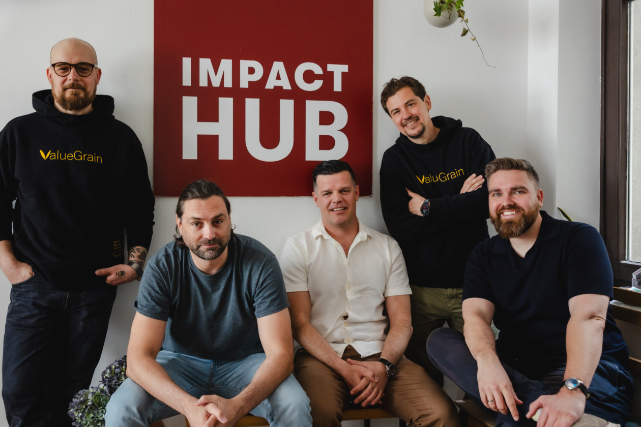 Das ValueGrain-Team  in seinem Office am Gänsemarkt (v. li.): Heinrich Rieber (Inbetriebnahme & Development), Marten Schmidt (Co-Founder und CTO), Janosch Thomsen (Co-Founder und CCO), Dr. Dennis Wellmann (CFO) und Tim Gräsing (Co-Founder und CEO)