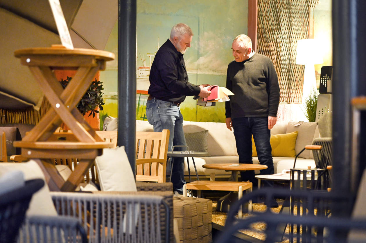Heiko Bartels (li.) und sein langjähriger Mitarbeiter Frank Plüdemann bei der Sichtung von Stoffmustern.
