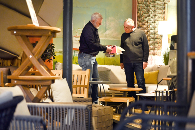 Heiko Bartels (li.) und sein langjähriger Mitarbeiter Frank Plüdemann bei der Sichtung von Stoffmustern.