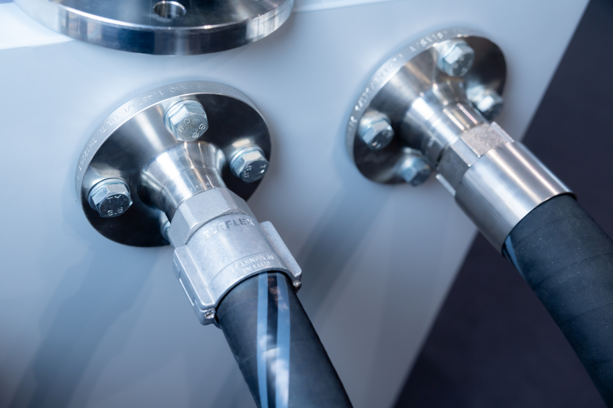 Das „Flexible Leitungselement zum Transport von wasserstoffhaltigen Fluiden“ hat ELAFLEX unter der Patentnummer EP4410531 beim Europäischen Patentamt angemelder.