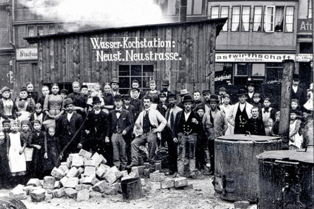 Zur Bekämpfung der Cholera-Epidemie 1892 richtete die Stadt unter anderem Wasserkochstationen wie hier in der Neustädter Straße ein.