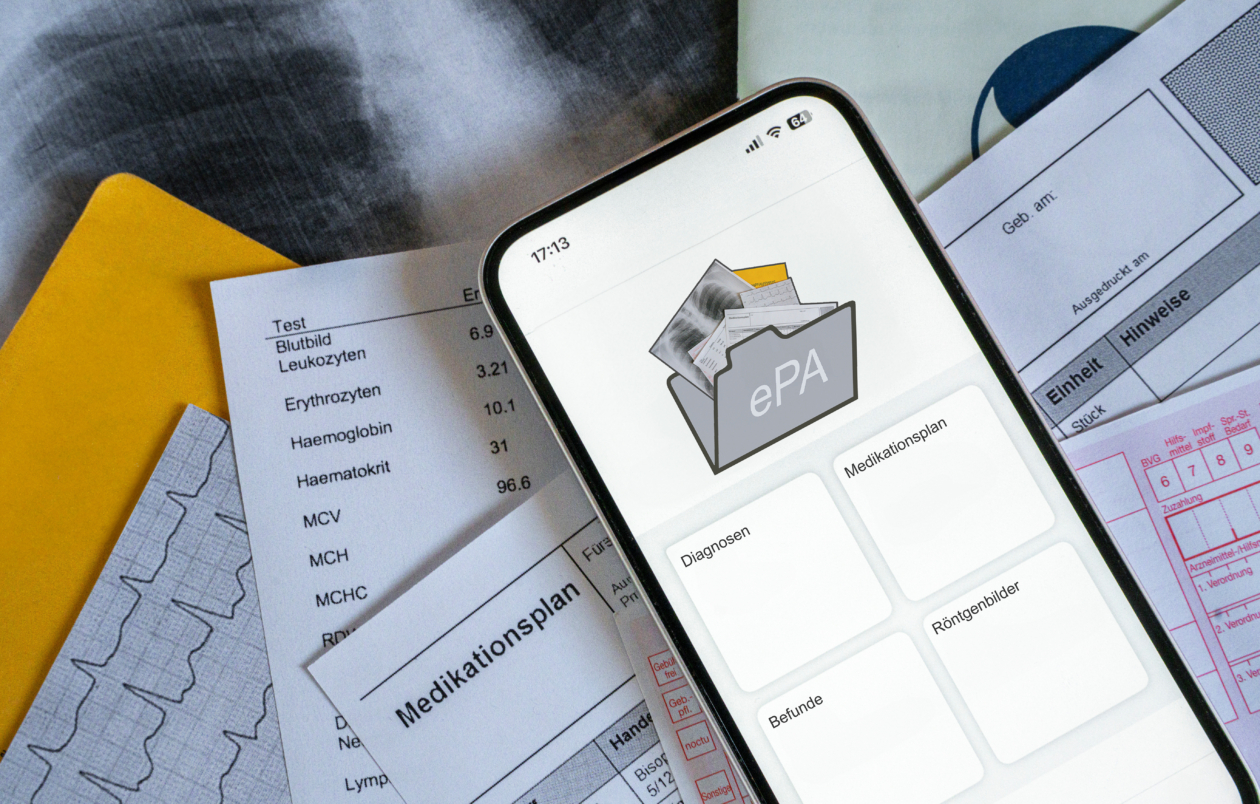 Durchgesetzt hat sich die elektronische Patientenakte bislang nicht: Weniger als vier Prozent der Versicherten nutzen sie aktiv, und die öffentliche Debatte wird unter anderem von Sicherheitsfragen und technischen Startproblemen dominiert.