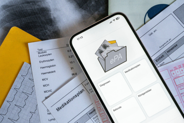 Durchgesetzt hat sich die elektronische Patientenakte bislang nicht: Weniger als vier Prozent der Versicherten nutzen sie aktiv, und die öffentliche Debatte wird unter anderem von Sicherheitsfragen und technischen Startproblemen dominiert.