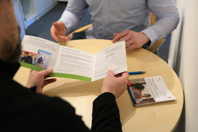 Für Hamburger Unternehmen gibt es unterschiedliche Möglichkeiten, sich zur Umsetzung gesundheitsgerechter Bedingungen im Betrieb beraten zu lassen. Vor allem KMU wissen oft nicht, dass sie im Arbeitsschutz konkrete Pflichten haben.