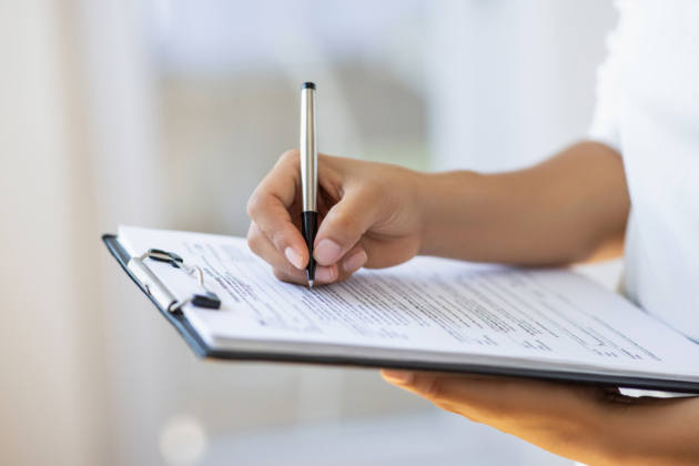 Die Gesundheitsbranche ächzt unter ständig anwachsenden Prüf-, Dokumentations- und Nachweispflichten – ob im Krankenhaus oder in der Medizintechnik. Und viele Formulare müssen bis heute in Papierform vorliegen.